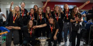 Las Leonas llegaron al país tras la histórica conquista en el Mundial Las Leonas llegaron al país con la Copa del Mundo.