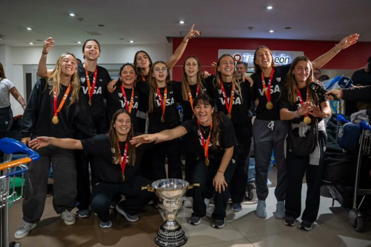 Las Leonas llegaron al país con la Copa del Mundo.