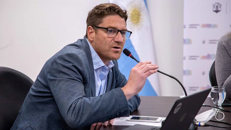 Limia, tras la renuncia de “Cañito” Flores: “No se protege absolutamente a nadie” Leonardo Limia respaldó la renuncia de Ramón “Cañito” Flores y aseguró que la Legislatura no protege a nadie, mientras pidió que la Justicia avance hasta esclarecer los hechos.