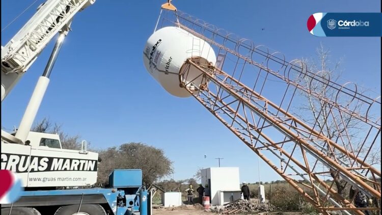 Avanza con una obra para mejorar el abastecimiento de agua potable La obra de agua potable en Tinoco supera el 90% de avance e incorpora un nuevo tanque elevado de 25 mil litros para mejorar el abastecimiento de más de 440 vecinos.