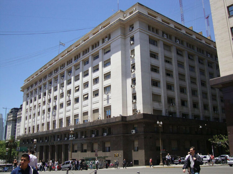 El Gobierno acelera su plan de privatizaciones: cuáles son las empresas que busca transferir El Gobierno de Javier Milei avanza con un plan de privatizaciones que incluye a AySA, Belgrano Cargas, Intercargo y ENARSA, con procesos previstos entre 2026 y el primer trimestre de 2027.