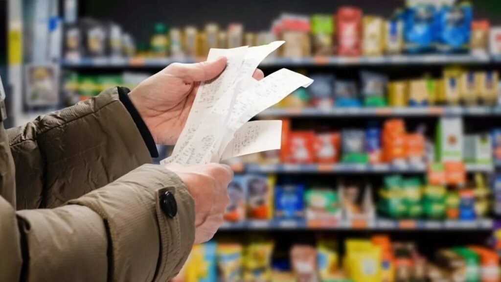 El consumo sigue en retroceso: crece el peso de impuestos y servicios y caen las compras de alimentos
