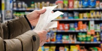 El consumo sigue en retroceso: crece el peso de impuestos y servicios y caen las compras de alimentos
