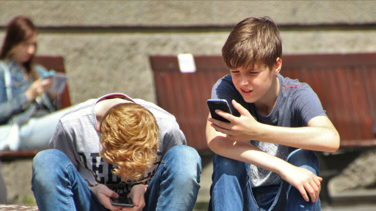 Cómo protegernos ante el diluvio digital A los 8 años el 59% de los chicos ya tiene un dispositivo propio.