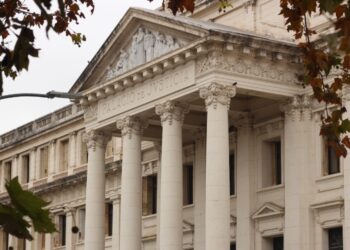 El convenio contempla medidas alternativas al proceso penal, enfoques restaurativos y estrategias para prevenir y abordar situaciones de violencia.