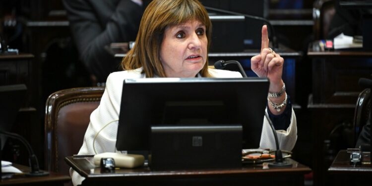 El oficialismo flexibilizó su proyecto sobre la ley de tierras y busca sumar apoyos en el Senado El Gobierno reformuló el proyecto de ley de tierras para ampliar del 15% al 25% el límite de compra por parte de capitales extranjeros, con el objetivo de reunir los votos necesarios para avanzar en el Senado.