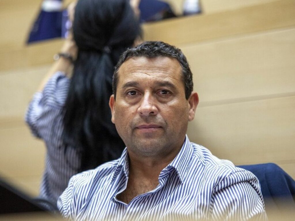 Cuestionan a “Cañito” Flores por llevar a la Legislatura a asesores con antecedentes penales