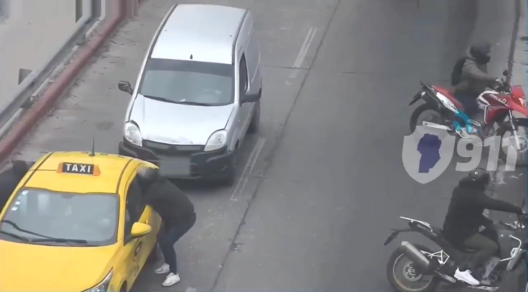 Detuvieron a tres personas acusadas de asaltar a un auto de alquiler Detuvieron a tres personas acusadas de asaltar a un auto de alquiler