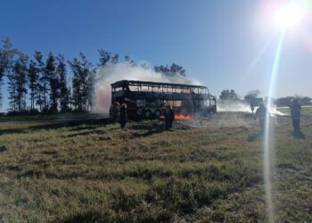 Se incendió un colectivo en la Ruta 19: 22 pasajeros salieron ilesos