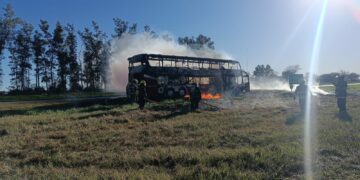 Se incendió un colectivo en la Ruta 19: 22 pasajeros salieron ilesos