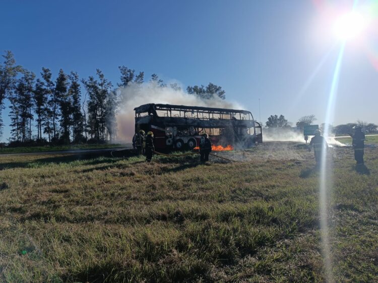 Se incendió un colectivo en la Ruta 19: 22 pasajeros salieron ilesos Foto: Policía de Córdoba.