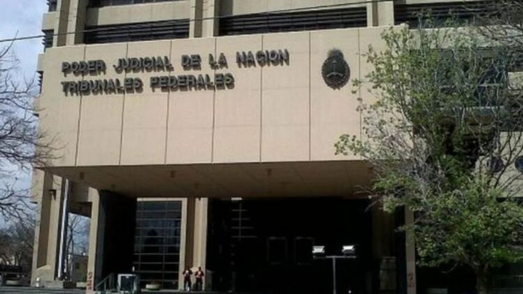 La Cámara Federal de Córdoba ratificó el procesamiento de dos gendarmes y dos empleados de una empresa de transporte por la presunta sustracción de 38 camperas de una encomienda en La Rioja.