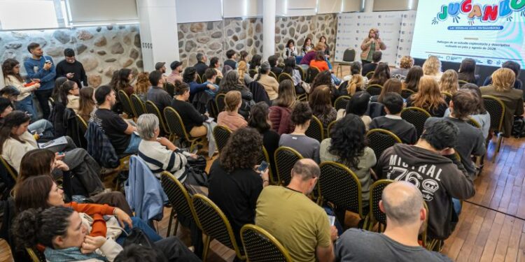Presentaron un informe sobre cómo viven y qué necesitan niñas y niños El informe “Crecemos Jugando” reunió las voces de 229 niñas y niños de Córdoba para conocer sus percepciones sobre los barrios, los espacios públicos, el juego, las pantallas y sus derechos.