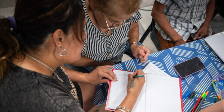 Terminar la primaria: cómo pueden los adultos retomar sus estudios en las escuelas municipales La propuesta municipal ofrece distintas modalidades para que jóvenes y adultos puedan completar sus estudios primarios en Córdoba.