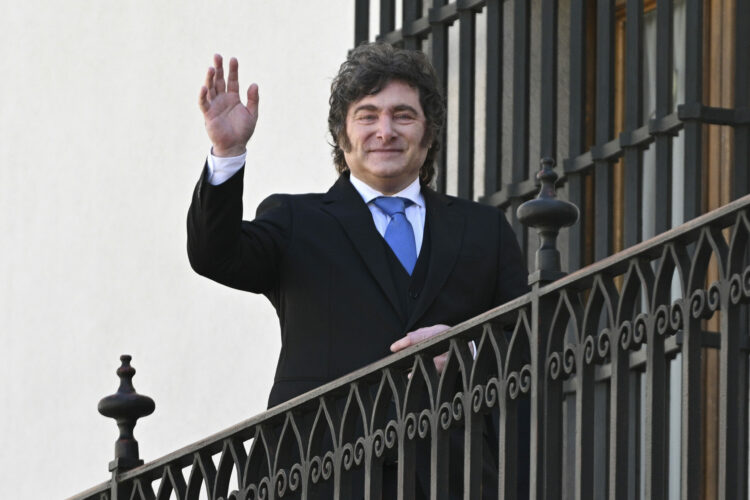 El presidente Milei saluda a representantes de los medios de comunicación en el Palacio de La Moneda, en Santiago.