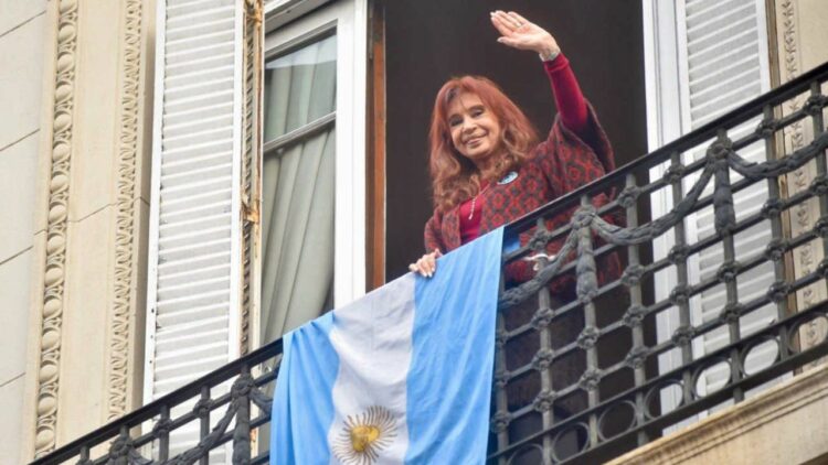 El juicio contra Cristina y Máximo Kirchner por Hotesur y Los Sauces Cristina Kirchner y su hijo Máximo serán juzgados por la causa Hotesur-Los Sauces, en un proceso que podría comenzar antes de fin de año y se desarrollará de manera presencial en Comodoro Py.