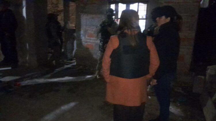 La Policía y Gendarmería realizaron más de 100 allanamientos en Córdoba y detuvieron a 27 personas vinculadas con cuatro bandas dedicadas al robo de vehículos de alta gama.