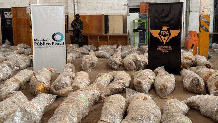 Córdoba destruyó 147 bultos de estupefacientes valuados en casi $1.500 millones, secuestrados en más de 5.000 procedimientos contra el narcomenudeo.
