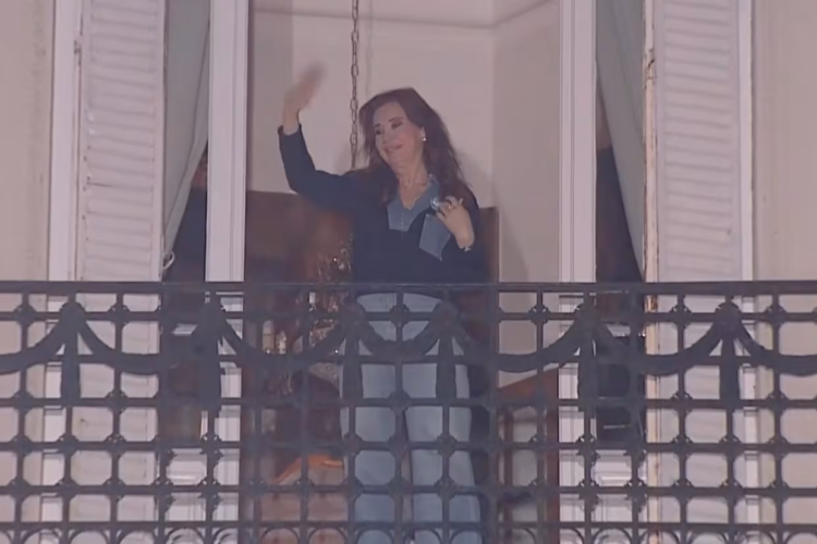 La ex mandataria salió a saludar a sus seguidores desde el balcón de su residencia.