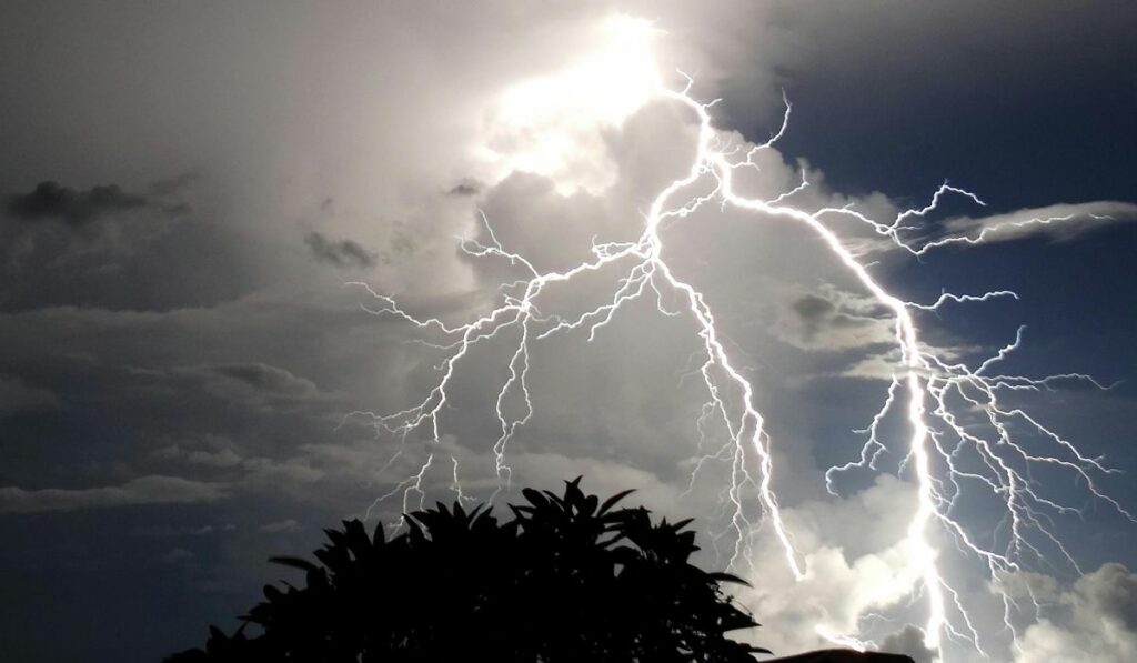 Alerta por lluvias y fuertes vientos en Córdoba: cuándo llega el frente frío El frente frío llegará a Córdoba durante la noche del jueves y podría generar tormentas fuertes durante la madrugada del viernes.