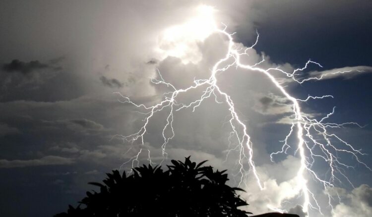 El frente frío llegará a Córdoba durante la noche del jueves y podría generar tormentas fuertes durante la madrugada del viernes.