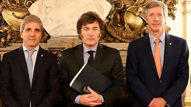 Caputo. Milei y Bausili  en la jura del titular del BCRA.