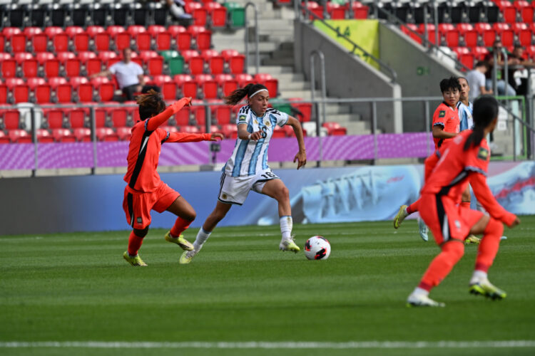 Camila Ochoa, mediocampista de Independiente, traslada la pelota.
