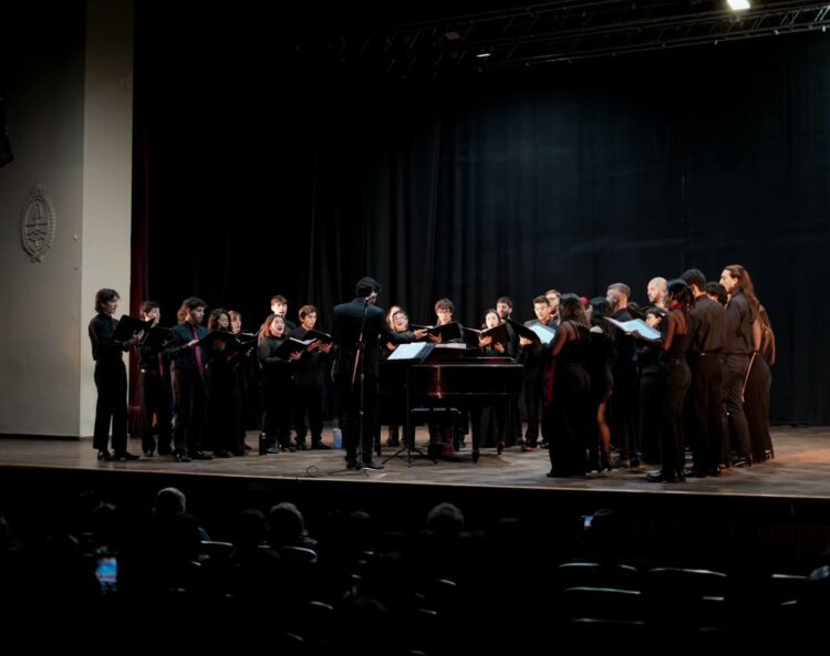 El Coro Municipal de Jóvenes compartió escena con el Ballet Municipal y la Orquesta Oceánica durante “Lunas Cordobesas”. Foto: Francisca Llaness.