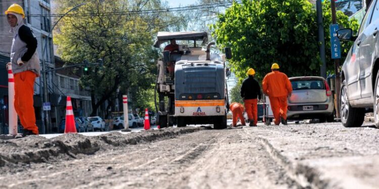 Avenida Vélez Sarsfield será rehabilitada con asfalto.