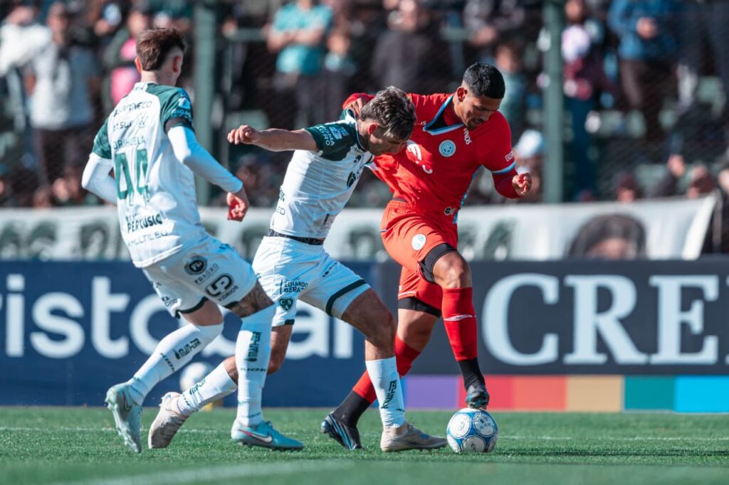 Belgrano nunca bajó los brazos y con un penal de Passerini rescató un empate ante Sarmiento