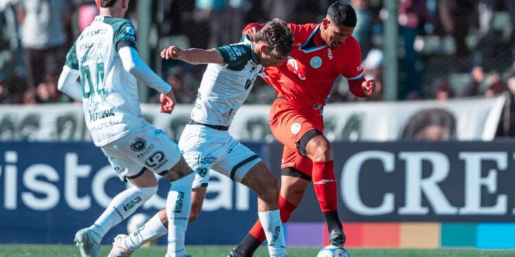 Belgrano nunca bajó los brazos y con un penal de Passerini rescató un empate ante Sarmiento