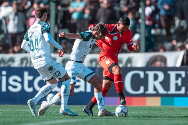 Belgrano nunca bajó los brazos y con un penal de Passerini rescató un empate ante Sarmiento Belgrano nunca bajó los brazos y con un penal de Passerini rescató un empate ante Sarmiento