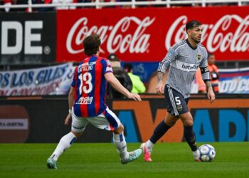 Boca le ganó 2-0 a San Lorenzo, que jugó con uno menos por una hora