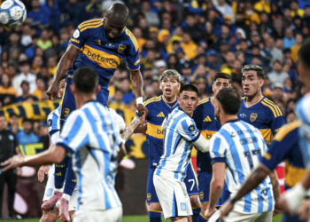Boca revivió de la mano de Enner Valencia y eliminó a Racing 3-2 en Rosario