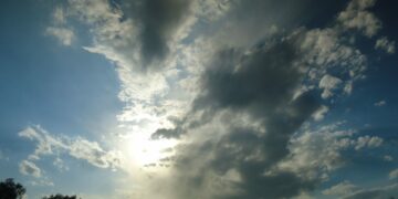 Córdoba tendrá un domingo cálido y mayormente nublado, con una máxima de 30°C, viento del sector sur y sureste, y mejoras parciales durante la tarde.