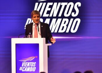 Caputo aseguró que cumplirá con el FMI y explicó las dos velocidades de la economía
