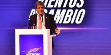 Caputo aseguró que cumplirá con el FMI y explicó las dos velocidades de la economía
