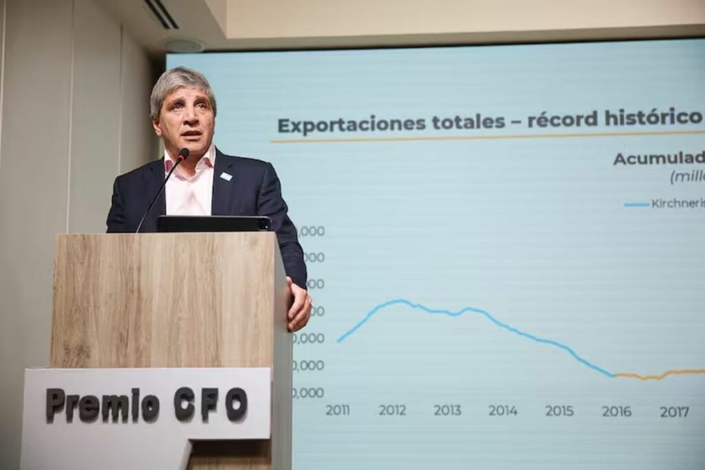Caputo habló del dólar en 2027 y descartó una nueva crisis cambiaria