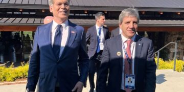 Caputo se reunió con Bessent tras el respaldo de EE.UU. al programa económico