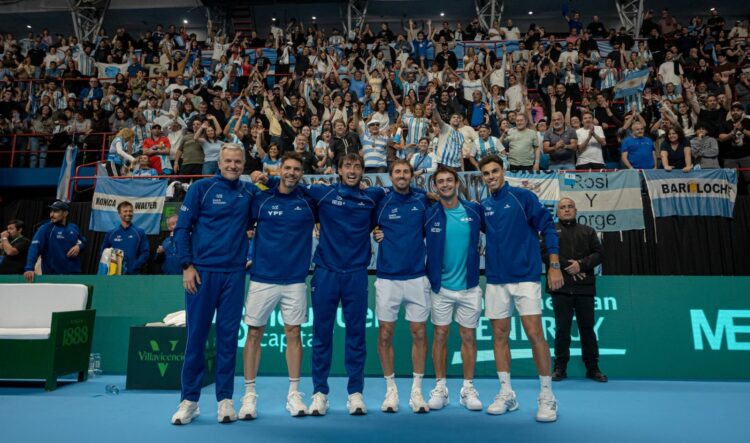 Cerúndolo hizo los deberes y Argentina cerró la serie 3-1 ante Turquía Javier Frana, Guido Andreozzi, Thiago Tirante, Andrés Molteni, Mariano Navone y Fran Cerúndolo celebran en Neuquén.
