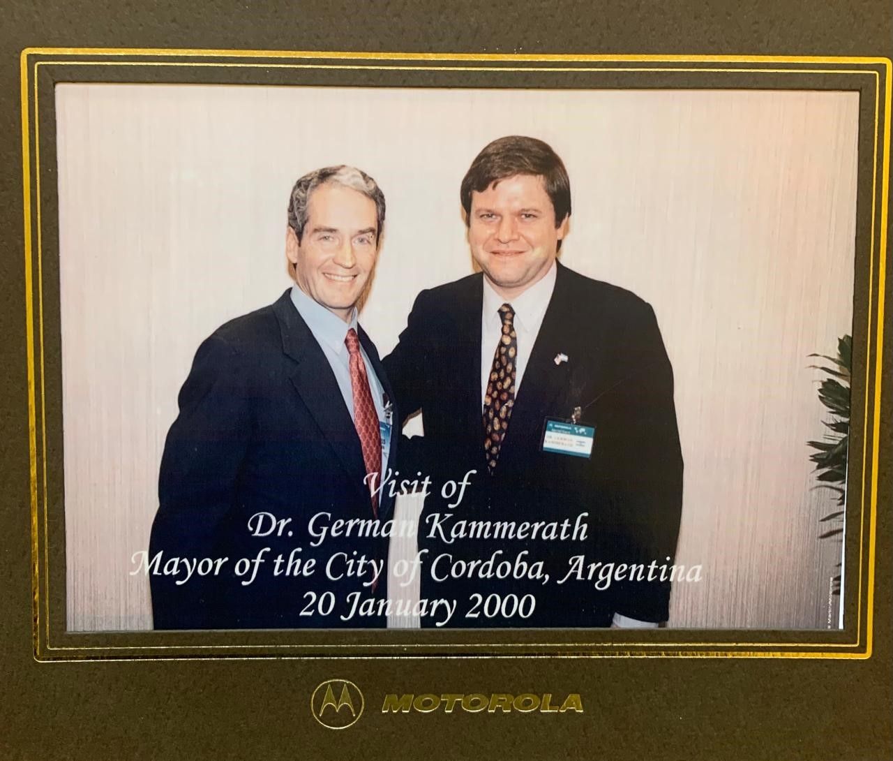 El día que Motorola eligió Córdoba y todo cambió Chris Galvin y German Kammerath en Chicago el 20 de enero de 2001. (Imagen de ReporteAsia)