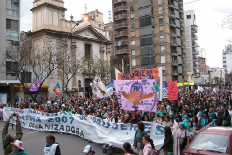 Encuentro Plurinacional: convocan a un pañuelazo este lunes Comisión Organizadora presentará la agenda del encuentro. Foto archivo Encuentro en Córdoba 2007.