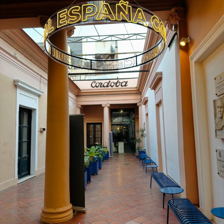 La iniciativa es una coproducción de la Secretaría de Fortalecimiento Vecinal, Cultura y Deportes, la Subsecretaría de Cultura y la Dirección de Espacios Culturales y Grandes Eventos de la Municipalidad de Córdoba, junto con 220 Cultura Contemporánea y Kultur Ensemble.
