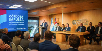 Llaryora anunció 6 cuotas sin interés para impulsar el consumo y créditos para fortalecer el comercio Llaryora anunció 6 cuotas sin interés para impulsar el consumo y créditos para fortalecer el comercio
