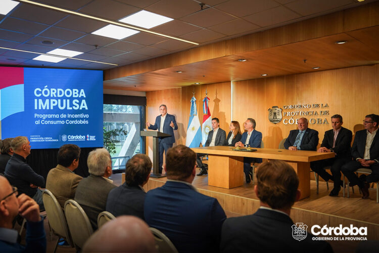 Llaryora anunció 6 cuotas sin interés para impulsar el consumo y créditos para fortalecer el comercio Llaryora anunció 6 cuotas sin interés para impulsar el consumo y créditos para fortalecer el comercio