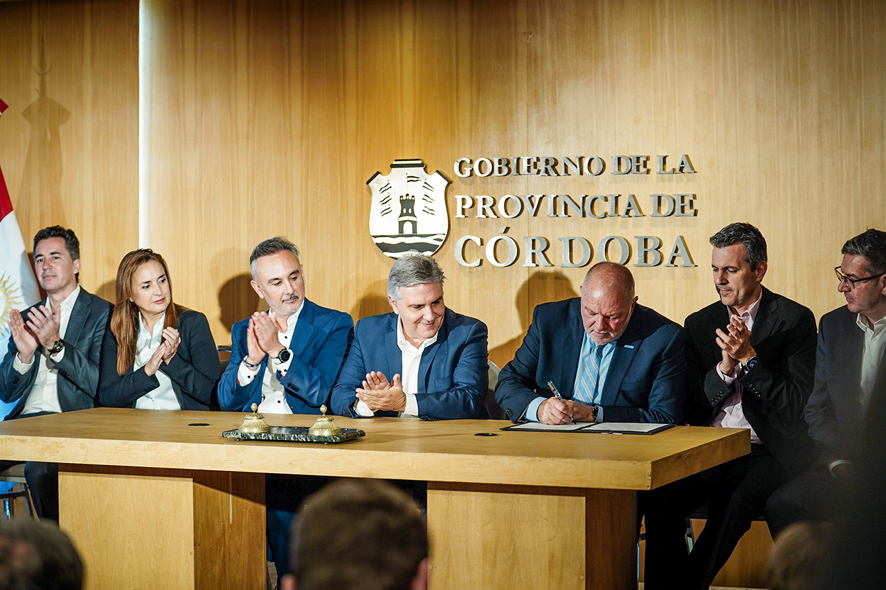 Llaryora anunció 6 cuotas sin interés para impulsar el consumo y créditos para fortalecer el comercio Llaryora anunció 6 cuotas sin interés para impulsar el consumo y créditos para fortalecer el comercio