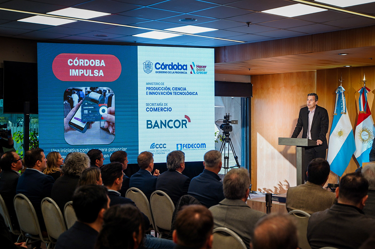 Llaryora anunció 6 cuotas sin interés para impulsar el consumo y créditos para fortalecer el comercio Llaryora anunció 6 cuotas sin interés para impulsar el consumo y créditos para fortalecer el comercio