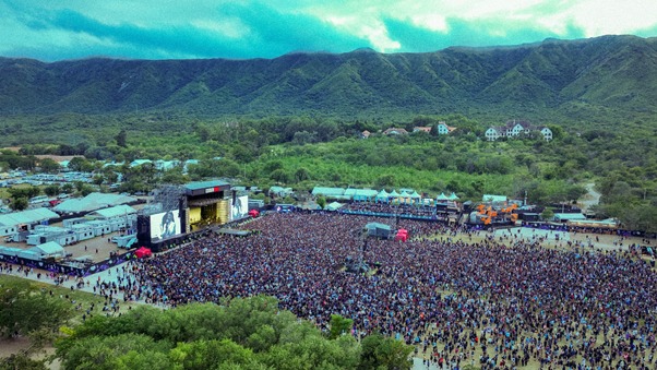 Cosquín Rock 2027 confirmó su grilla por día Con un cartel que cruza figuras históricas y nombres de distintas generaciones, Cosquín Rock vuelve a despertar expectativa. En su edición 2026, más de 90 mil personas se reunieron en el Aeródromo de Santa María de Punilla para ver a más de 100 artistas.