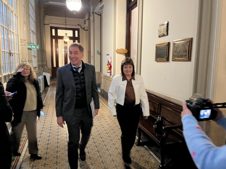 Santilli le bajó el tono a los cortocircuitos con Bullrich: “Estuvo divertido el video de Patricia” Diego Santilli y Patricia Bullrich, en el Senado.
