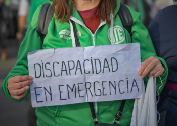 Discapacidad: alertan por el impacto de eliminar la emergencia vigente Para las organizaciones de discapacidad, el problema central es que el proyecto oficialista reemplaza el marco de emergencia por un régimen permanente, reduciendo —según sostienen— las herramientas para exigir respuestas estatales frente a la crisis del sistema.